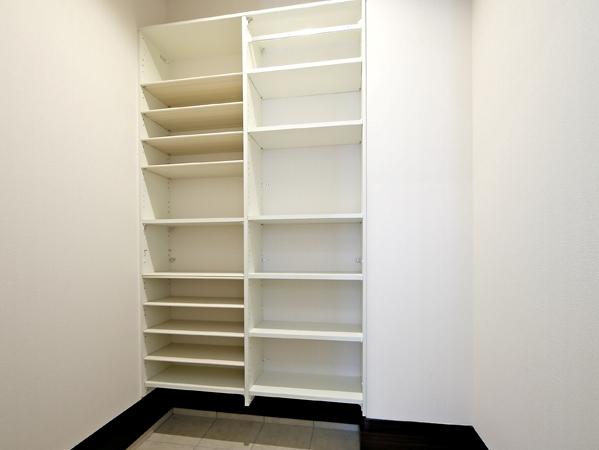 Entrance. Dirt floor storage is a short place on the front door! Since it is possible to hide firmly in the door, Tricycle or boots is also possible to put away smoothly