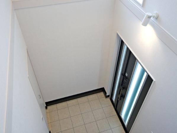 Other. Atrium entrance light plug. You can meet and greet your friends and customers in an open atmosphere. 