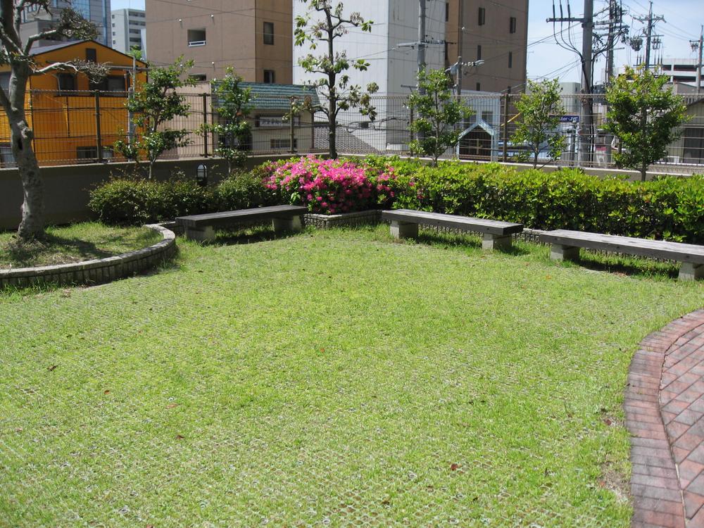 Garden. Please refer to the installed breeze garden on the south side parking lot rooftop.