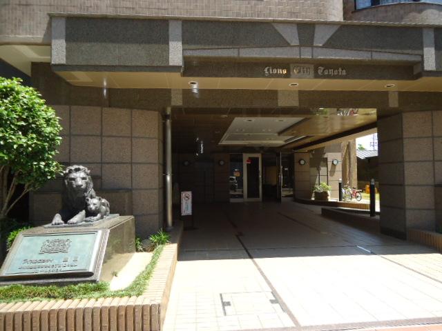 Entrance. Please refer to the Lion and the entrance approach.