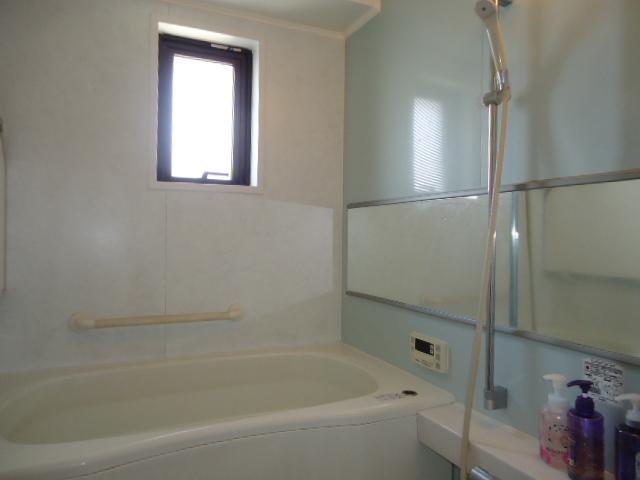 Bathroom. Please refer to the bath of 1418 [140 × 180cm] the size of the spread of the interior renovation already marked with a window [already replacing the unit bus with a new one].