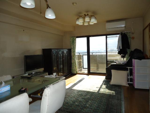 Living. Please refer to the spacious about 16.6 Pledge living dining kitchen of bright sunshine is plug and Sansan. [Note] furniture ・ Consumer electronics products, etc. are not included in the price.