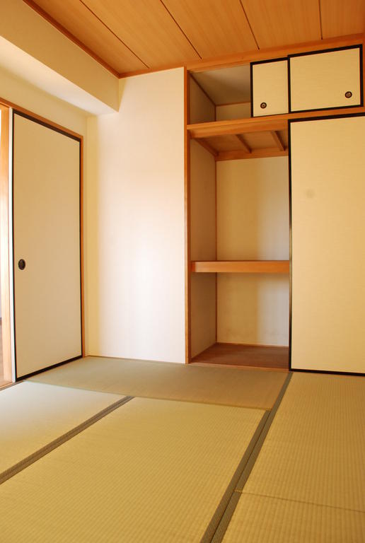 Other room space. 6-mat Japanese-style room with a closet that can store plenty