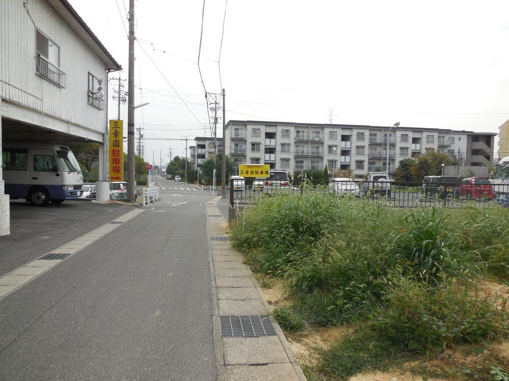 Local photos, including front road. Local (10 May 2013) Shooting