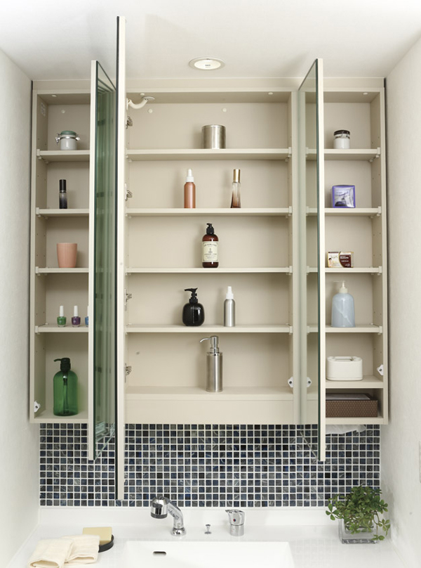 Bathing-wash room.  [Three-sided mirror rear storage] Storage space is provided on the back side of the three-sided mirror. You can clean and tidy, such as toiletries and cosmetics. Mirror is equipped with anti-fog heaters (same specifications)