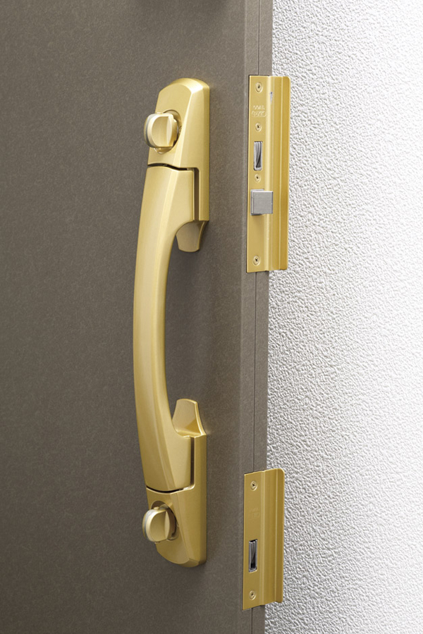 Security.  [Sickle-type deadbolt] Entrance tablets, Adopt a double lock for locking in the two units at the top and bottom. Also strong sickle dead lock to pry has been adopted in the bar (same specifications)