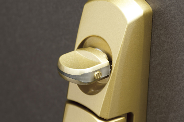 Security.  [Crime prevention thumb turn] Suppress incorrect lock in a structure that can be unlocked to rotate and press up and down the two buttons at the same time (same specifications)