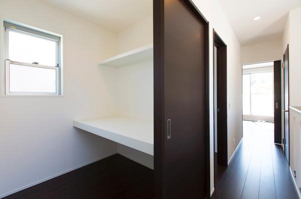 Receipt. Storeroom of a large capacity is utilized freely (October 2013) Shooting