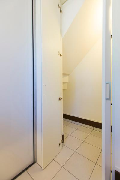 Receipt. Entrance of the dirt floor storage to put remains of shoes neat also strollers and golf bag (10 May 2013) Shooting