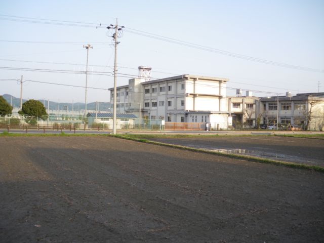 Primary school. Municipal Hisae field to elementary school (elementary school) 870m