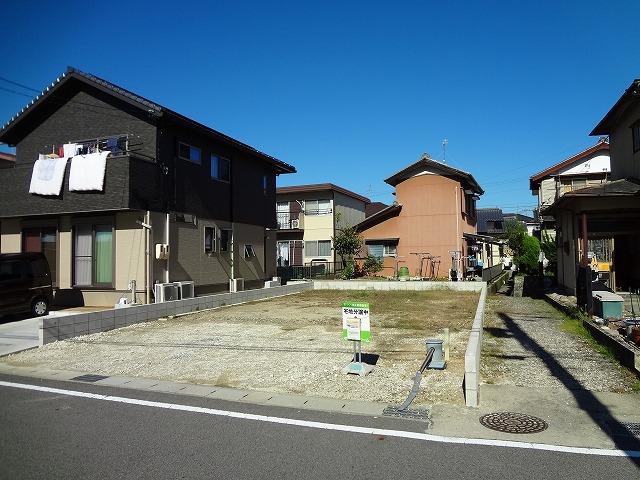 Local photos, including front road. Why do not you build a house that your envision? Local (10 May 2013) Shooting