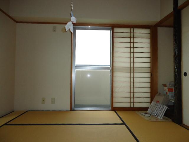 Non-living room. About 6 Pledge of southern Japanese-style room adjacent to the living-dining ・ Please refer to the alcove.