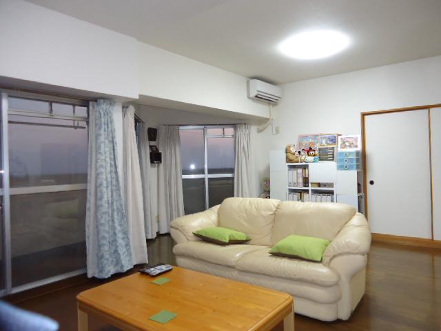 Living. Please refer to the spacious about 15.8 Pledge of living dining of ceiling height about 2.6m bathed in bright sunshine. Heisei interior renovation to 3LDK → 2LDK on 24 August [Cross re-covering, We flooring re-covering, etc.].