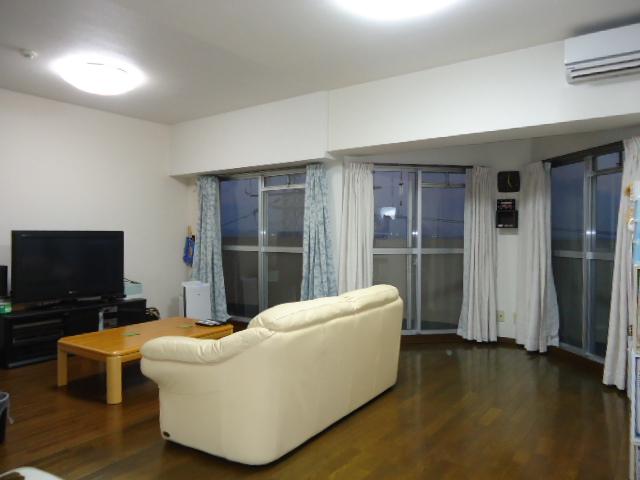 Living. Please refer to the spacious about 15.8 Pledge of living dining of ceiling height about 2.6m bathed in bright sunshine. Heisei interior renovation to 3LDK → 2LDK on 24 August [Cross re-covering, We flooring re-covering, etc.].