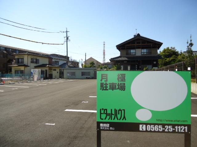 Parking lot. It is off-site parking in apartment north. There are 10 units vacant compartment in the monthly 7,350 yen. [2013 November current]