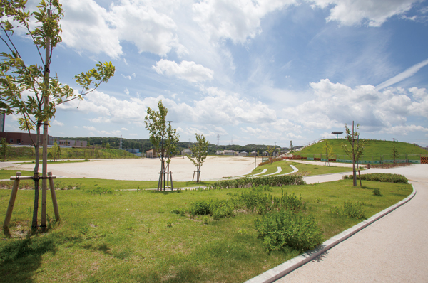 <Clean water park> (6-minute walk / About 410m) development is in good, It sounds good to a large park is nearby that can be to play the child freely. It will be a place of the neighboring people of the alternating current from children to senior citizens