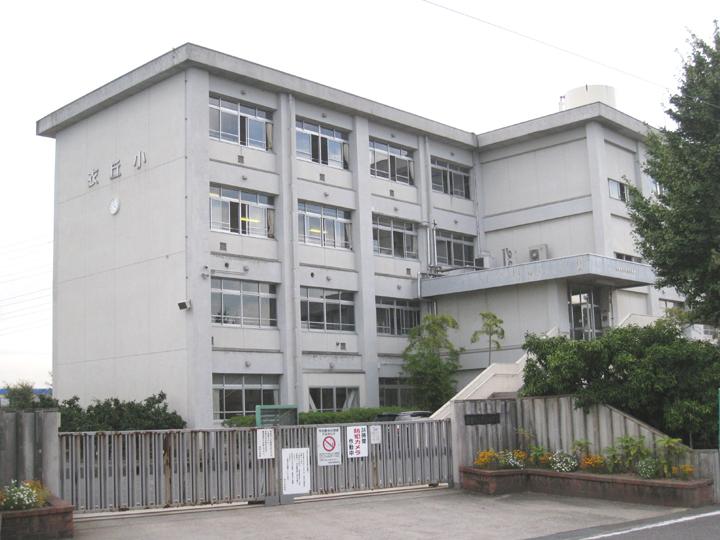 Primary school. KoromoTakashi until elementary school 450m walk 6 minutes