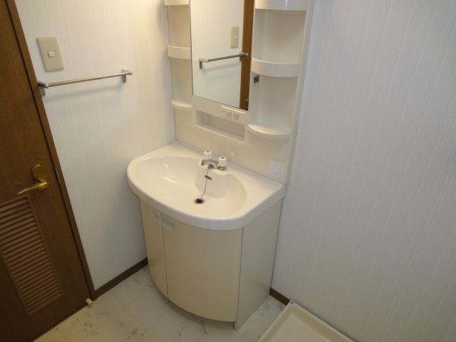 Washroom. Vanity full of design ☆ Waterproof bread with Laundry Area