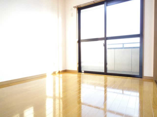 Living and room. Bright Nanyang room with natural light ☆ + °