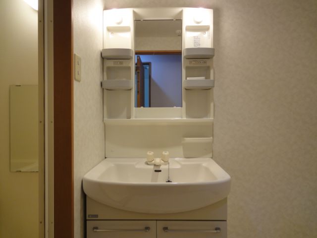 Washroom. 2-neck is a gas stove can be installed face-to-face. 