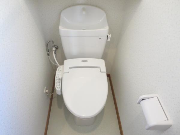 Toilet. We have exchanged on the second floor toilet new. You can use comfortably.