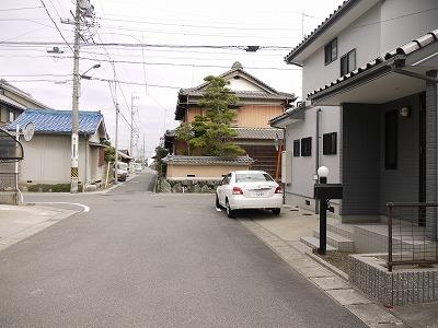 Local photos, including front road. North road 6.0m