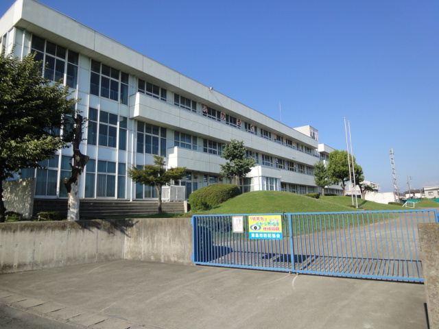 Junior high school. 1600m until the Municipal Akatsuki junior high school (junior high school)