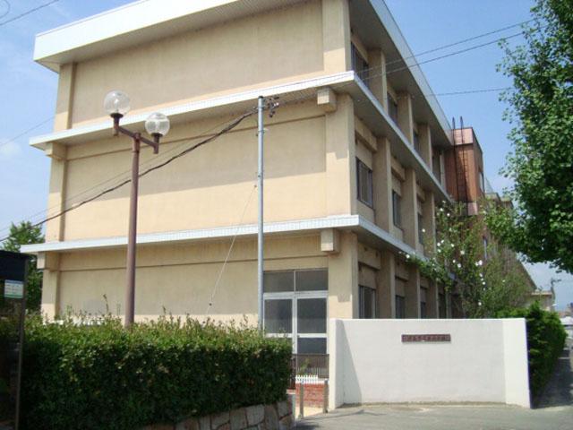 Primary school. 928m to East Elementary School