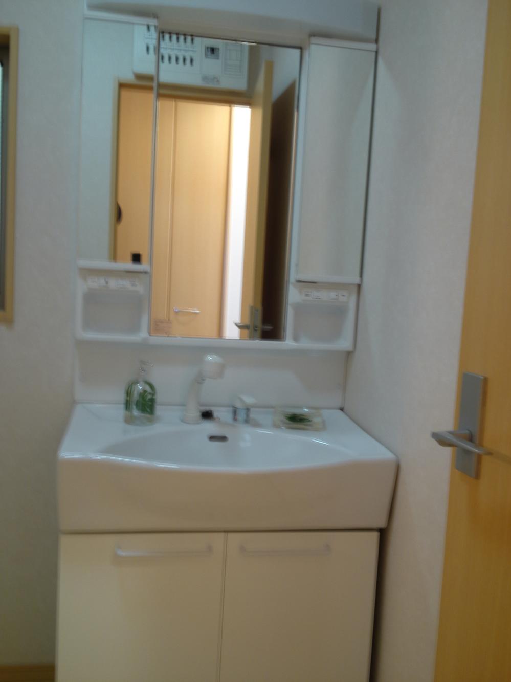 Wash basin, toilet. (Building 2) same specification