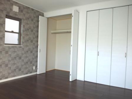 Receipt. Building C: second floor two places available in the closet in the Western-style