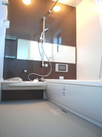 Bathroom. Building C: calm bathroom of chic impression