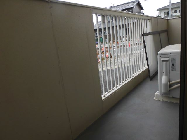 Balcony. There is a veranda in the south, It is also ideal for washing