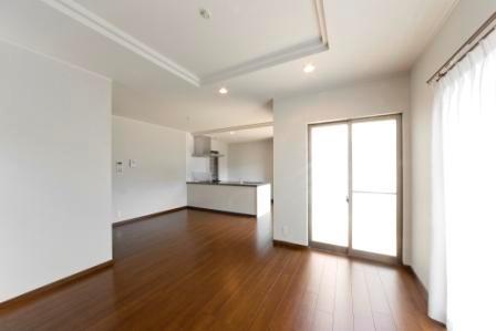 Living. LDK bathed in bright sunshine from a terrace on the south side: A Building