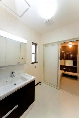 Wash basin, toilet. Building B