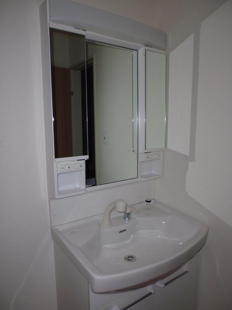 Wash basin, toilet. 2013.12.9 shooting