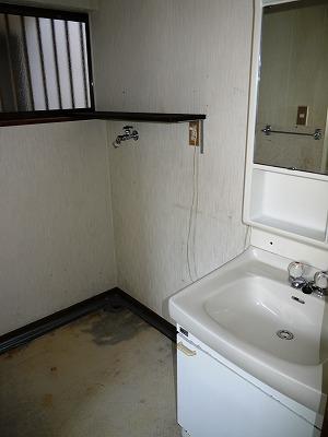 Wash basin, toilet. Since the washroom there is a window, Ventilation is also good.