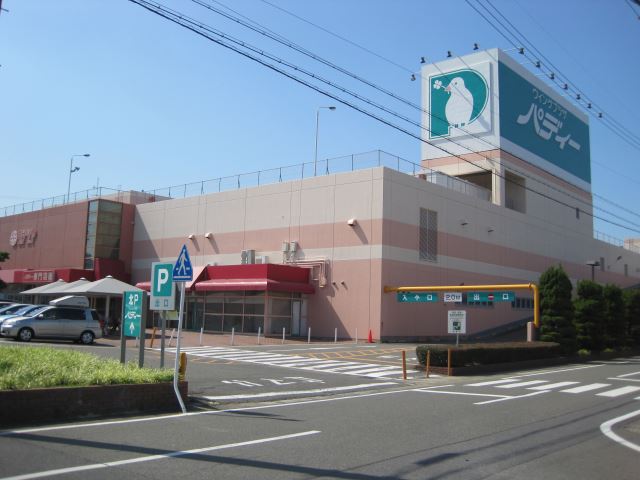 Shopping centre. 600m until the wing Plaza Paddy (shopping center)
