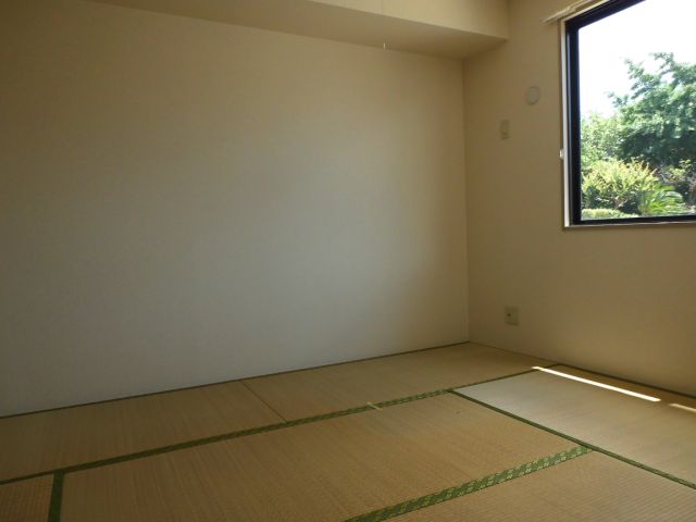 Living and room. South Japanese-style room 6 quires