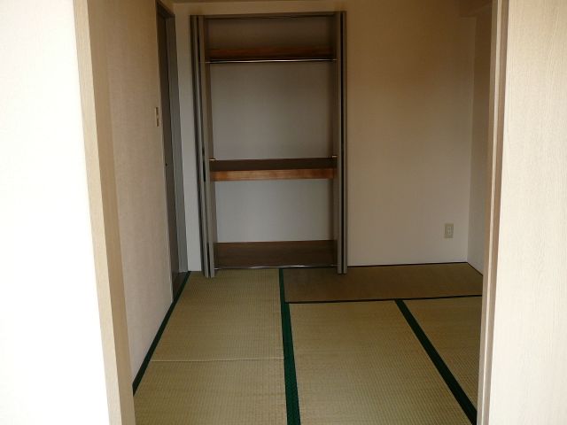 Living and room. Japanese-style room to settle