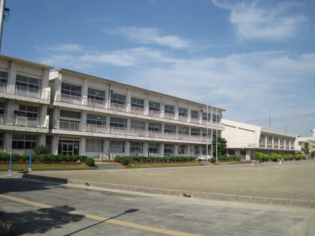 Primary school. 760m up to municipal Sakura elementary school (elementary school)