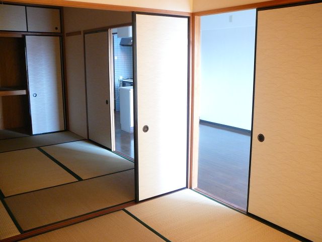Living and room. Spacious Japanese-style room is connected 2 rooms. 