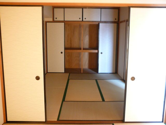 Living and room. You can securely housed in the Japanese-style room. 