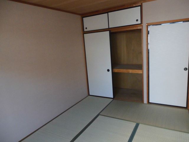 Living and room. With Japanese-style closet