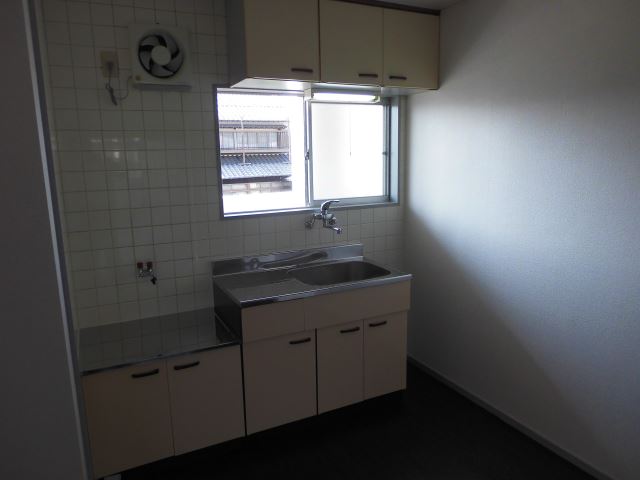 Kitchen. Smoothly ventilation with windows