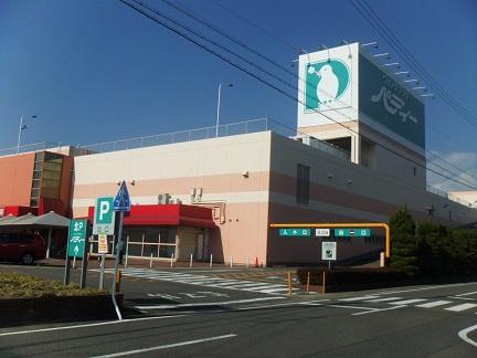 Supermarket. Wing Plaza 1400m to Patty