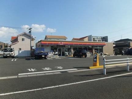 Convenience store. 250m to Circle K