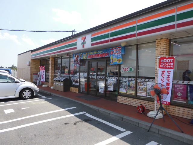 Convenience store. 650m to Seven-Eleven (convenience store)