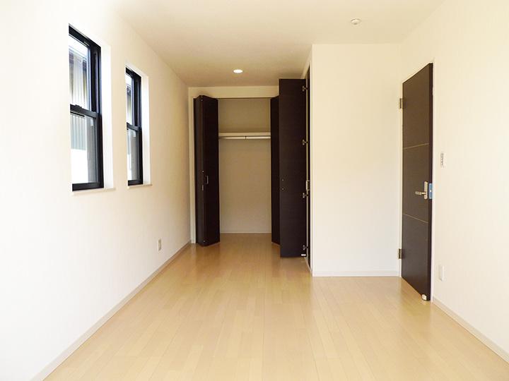 Non-living room. Building B room. With a large closet (09 May 2013 shooting)