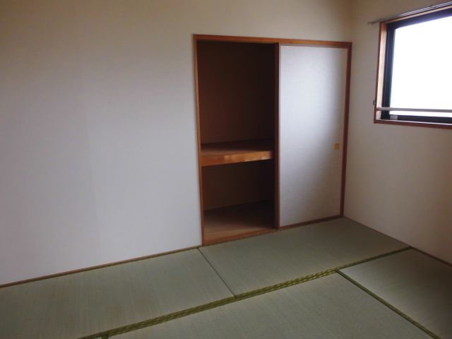 Living and room. There is a window in Japanese-style room