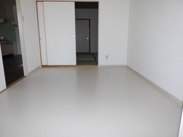Living and room. Western-style 6 Pledge